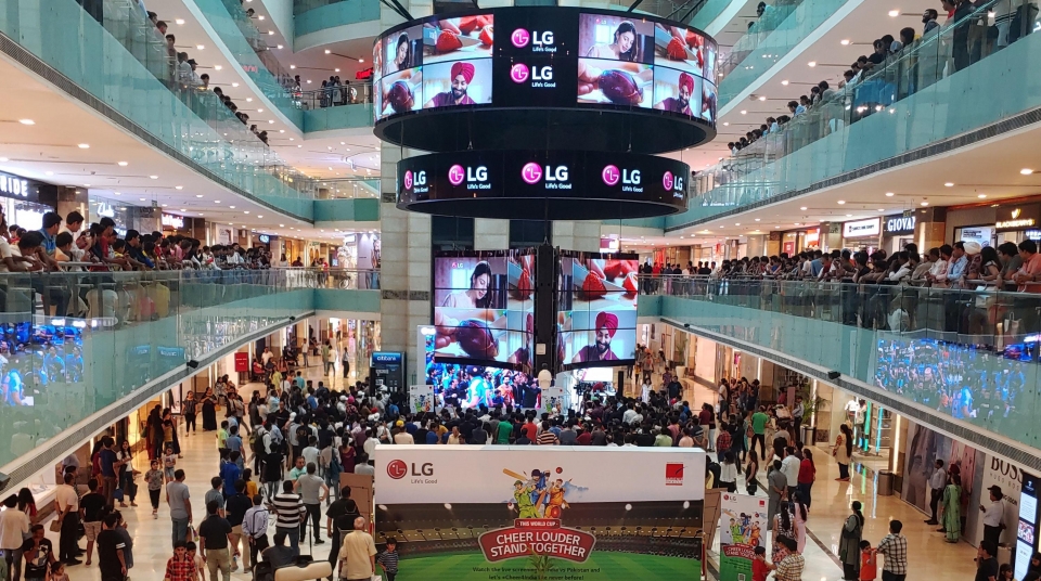 16일(현지시간) 인도 델리 최대 쇼핑몰인 ‘엠비언스몰’에서 LG전자가 마련한 ‘크리켓 월드컵 2019’ 인도-파키스탄 전 응원 행사에 인도 시민들이 참여해 열띤 응원을 하고 있다.