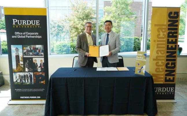 한국기계연구원 박상진 연구기획조정본부장(사진 오른쪽)과 퍼듀대학교 댄 힐러먼 대외협력처장(왼쪽)이 14일 미국 퍼듀대에서 MoU를 체결하고 협약서를 들어 보이고 있다.