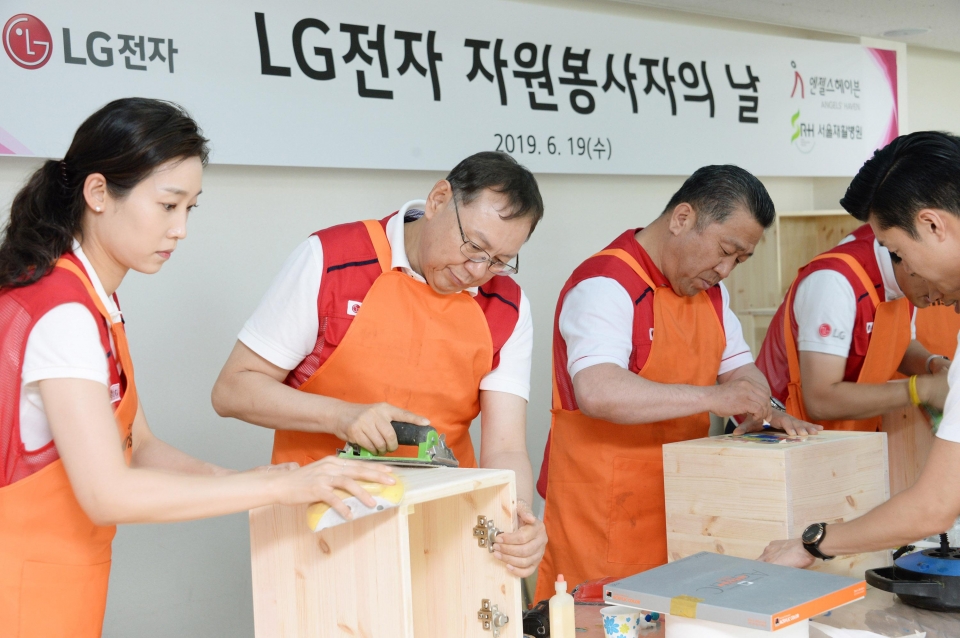 LG전자 임직원들이 19일 서울 은평구에 위치한 은평재활원을 방문해 책장, 서랍장 등 가구를 직접 만들어 재활원에 전달했다. LG전자 대표이사 CEO 조성진 부회장(왼쪽에서 두 번째), 배상호 노조위원장(왼쪽에서 세 번째)이 재활원에 전달할 가구를 만들고 있다.