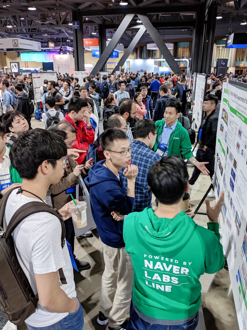 지난 16일부터 20일까지 미국 캘리포니아에서 진행된 인공지능 학술대회 ‘CVPR 2019’에 마련된 네이버 포스터 발표 섹션에서 참가자들이 연구에 대한 설명을 듣고 있다.