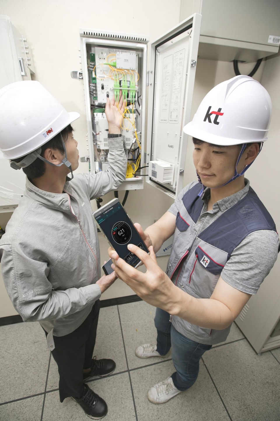 KT 네트워크 담당 직원이 SRT 수서역에서 5G 인빌딩 서비스 구축 현장을 점검하고 있다.