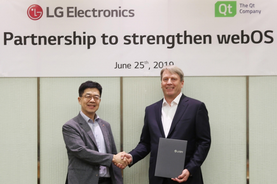 LG전자 CTO 박일평 사장(왼쪽)과 Qt의 CEO 유하 바렐리우스가 MOU를 체결한 뒤 악수하고 있다.