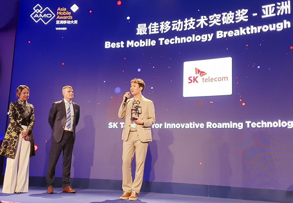 SK텔레콤의 로밍 서비스 ‘baro’가  ‘MWC 19 Asia Mobile Awards’에서 ‘최고 모바일 기술 혁신상’을 받은 후 조현덕 MNO서비스 Media Cell 리더가 소감을 밝히고 있다.