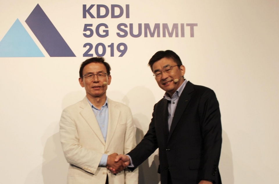 최주식 LG유플러스 기업부문장 부사장(왼쪽)과 다카하시 마코토 KDDI CEO가 양해각서 체결 기념하여 악수하고 있다.