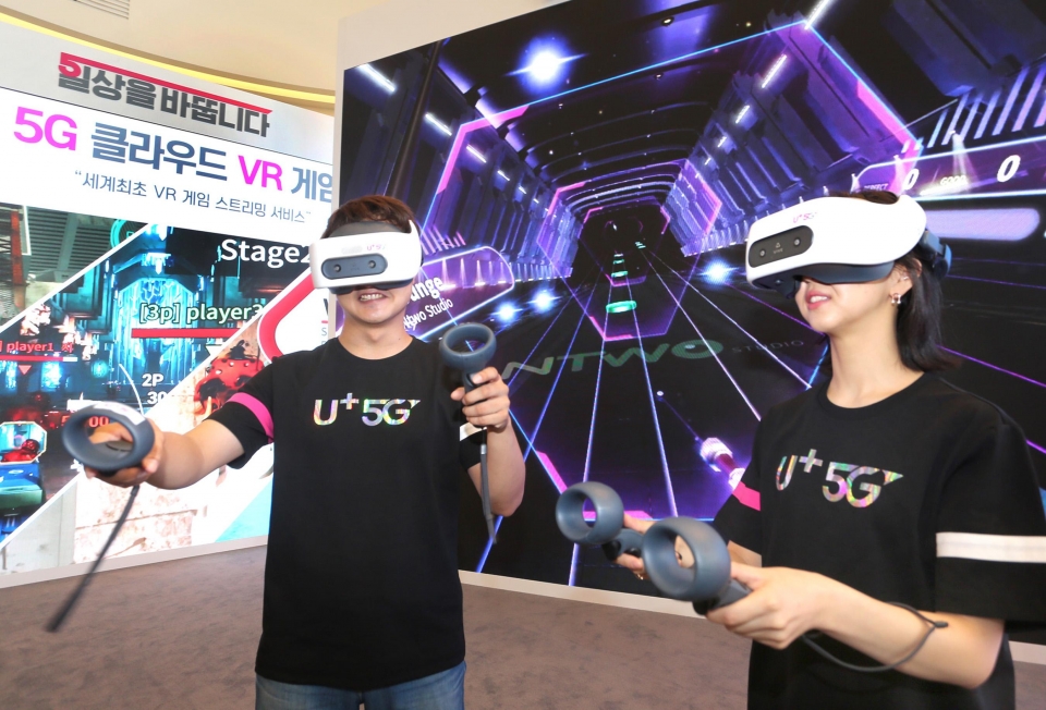 LG유플러스 직원들이 전용 HMD를 쓰고 5G 클라우드 VR게임을 즐기고 있는 모습.
