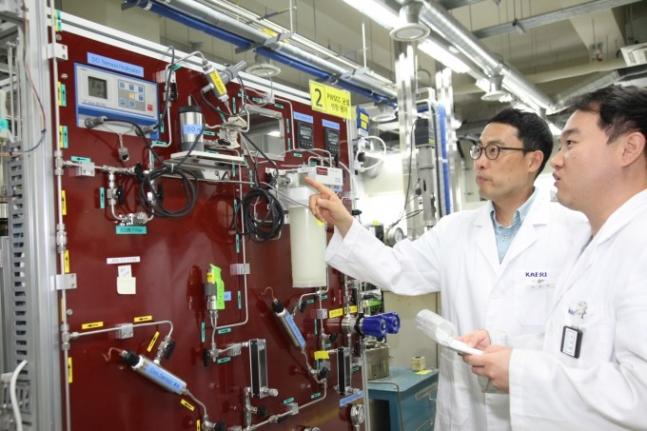 김성우 한국원자력연구원 책임연구원(왼쪽) 연구팀은 원전에서 사용 중인 소재 '인코넬690'의 부식균열을 예측하는 기술을 세계 최초로 개발했다. 연구팀이 실증장비를 통해 부식균열 데이터를 모으고 있다.