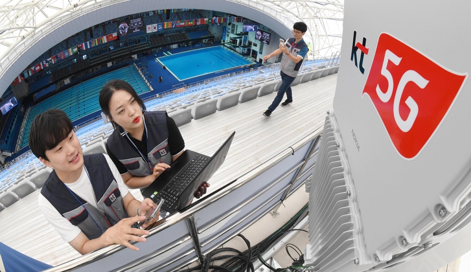 광주FINA세계수영선수권대회가 열리는 남부대학교 수영장에서 KT 직원들이 5G 네트워크를 점검하고 있다.