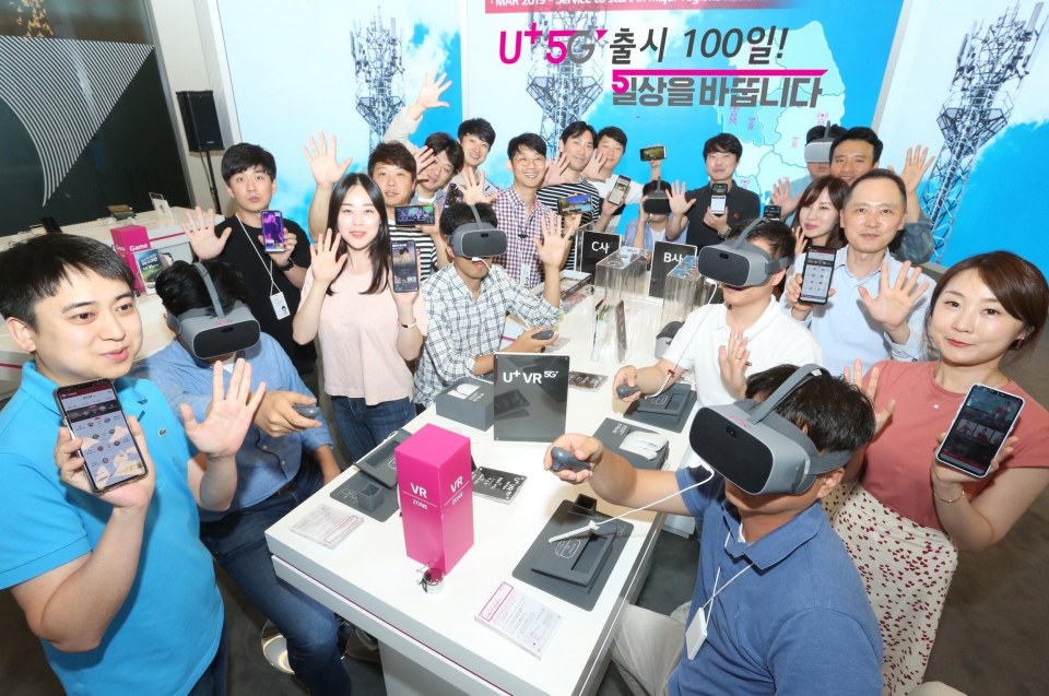 LG유플러스 직원들이 U+5G 상용화 100일을 맞이해 다양한 U+5G 서비스를 소개하고 있는 모습.