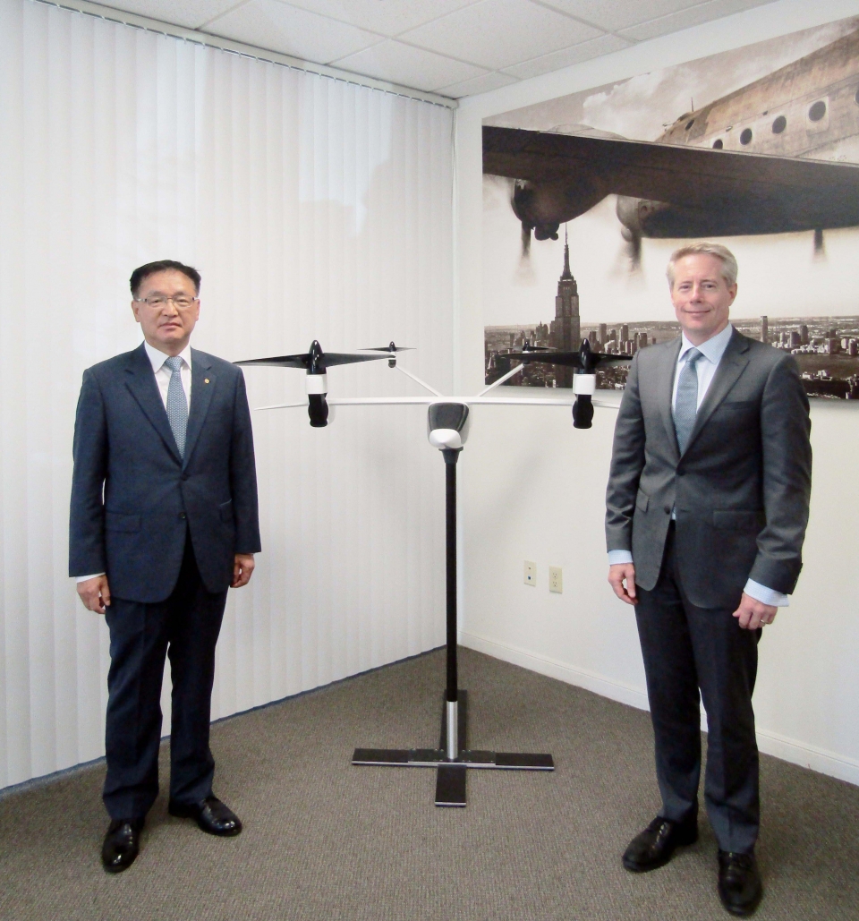 한화시스템 장시권 대표이사(왼쪽)와 K4 에어로노틱스 CEO 벤 티그너가 미 캘리포니아주 K4 에어로노틱스 본사에서 기념 사진을 촬영했다.