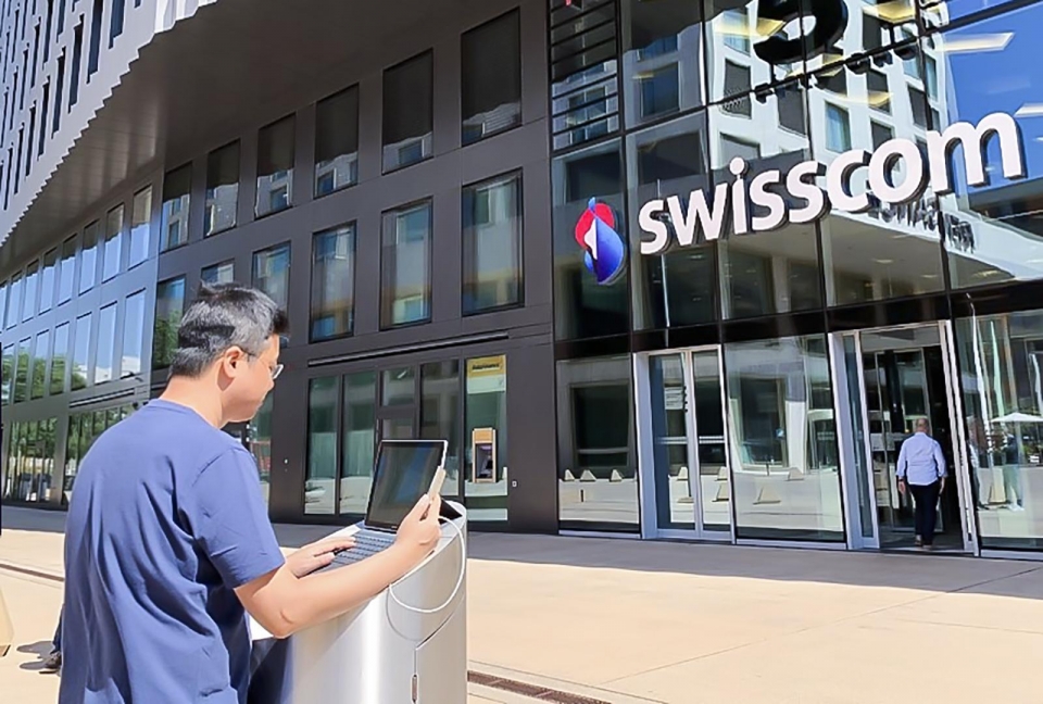 SK텔레콤 직원이 스위스 현지에서 5G로밍 서비스를 테스트 하는 모습.