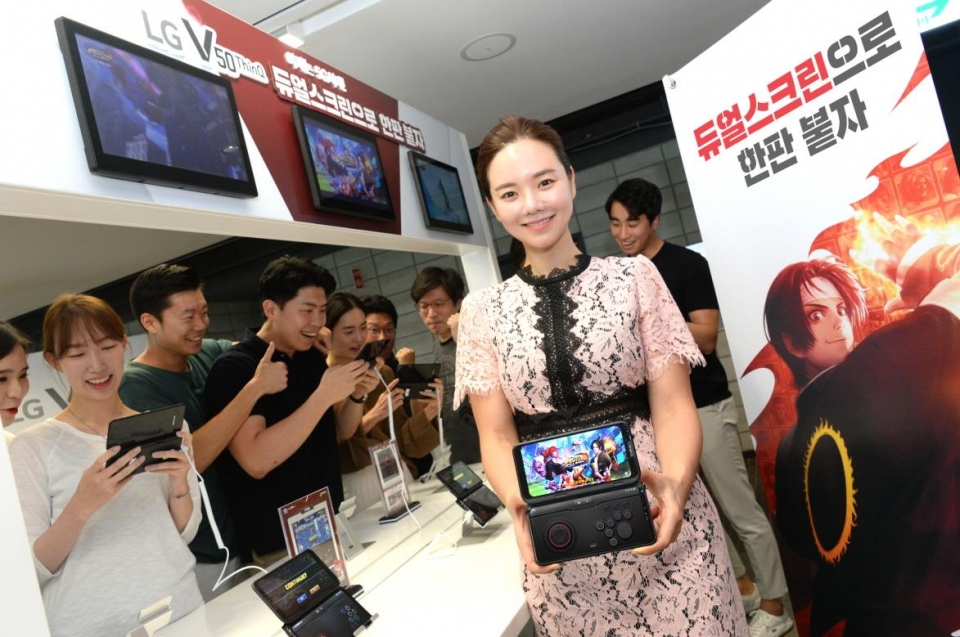 LG전자 모델과 소비자들이 V50와 LG 듀얼스크린으로 모바일 게임을 즐기고 있다.