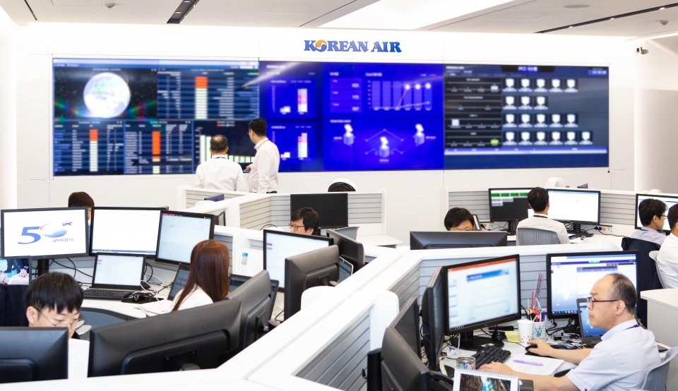 대한항공은 지난 18일 서울 강서구 방화동 소재 전산센터 안에 클라우드 커맨드센터(Cloud Command Center)를 오픈했다. 앞으로 이곳에서 대한항공의 네트워크, 데이터센터 및 보안 운용을 실시간으로 관제하게 된다. 사진은 클라우드 커맨드센터의 전경.