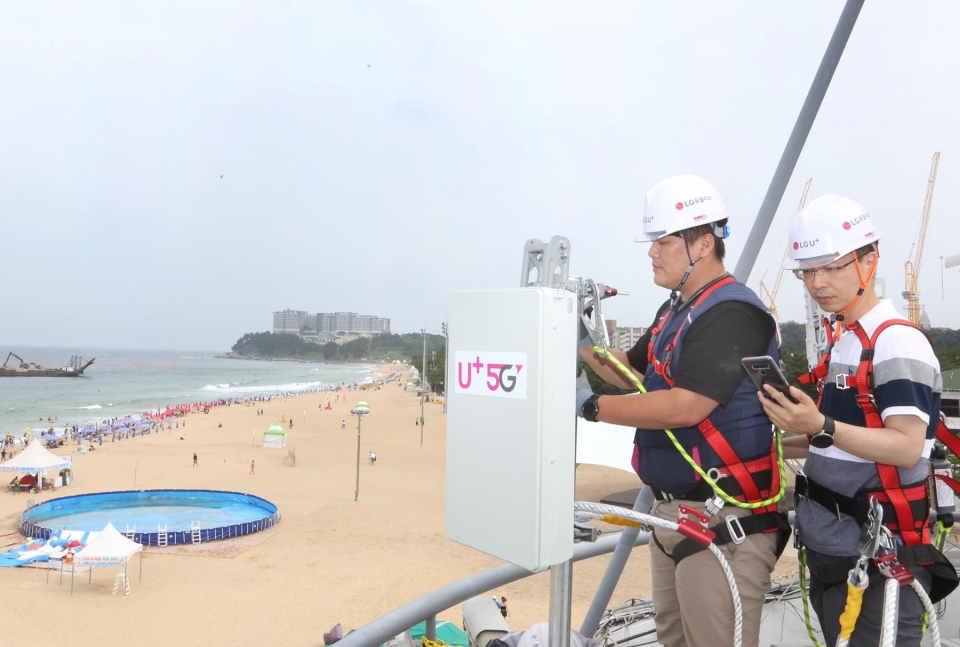 LG유플러스 직원들이 강원도 속초시 속초해수욕장에서 5G 기지국을 설치하고 최적화 작업을 하고 있다.