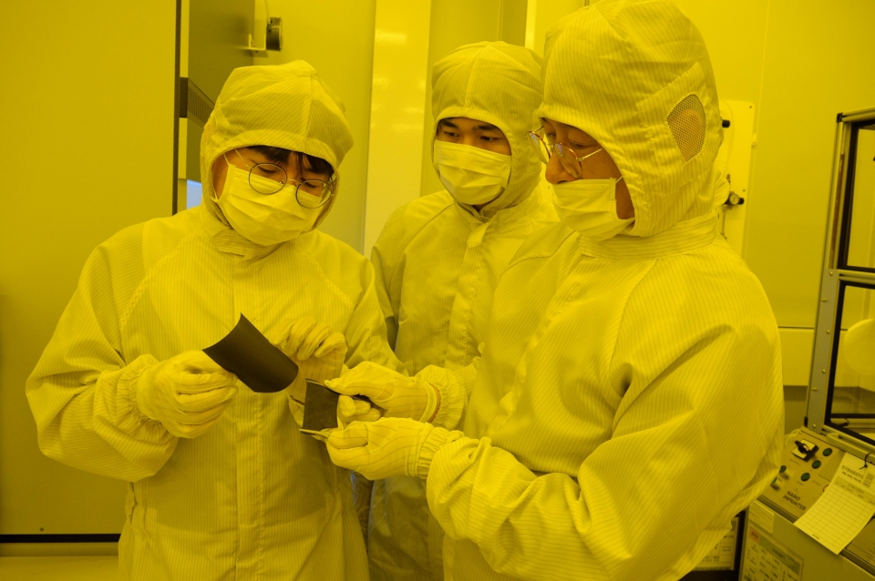 ETRI 연구진이 개발한 전자파 차폐 소재의 탄성 및 유연성을 시험하고 있는 모습(좌측부터 민복기 연구원, 탐반누엔 학생, 최춘기 책임 연구원)