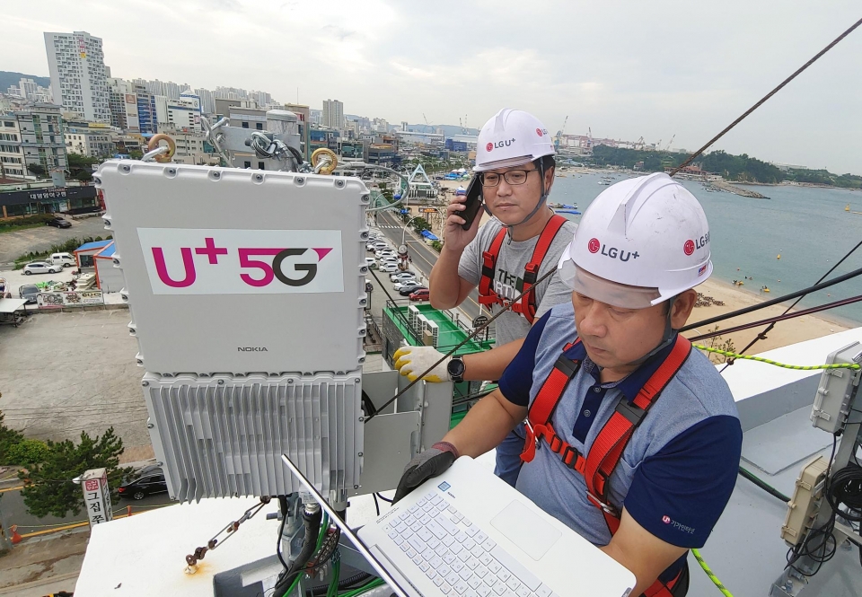 LG유플러스 직원들이 울산시 일산해수욕장에서 5G 기지국을 구축하고 U+5G 서비스 제공을 위해 최적화 작업을 진행하고 있다.