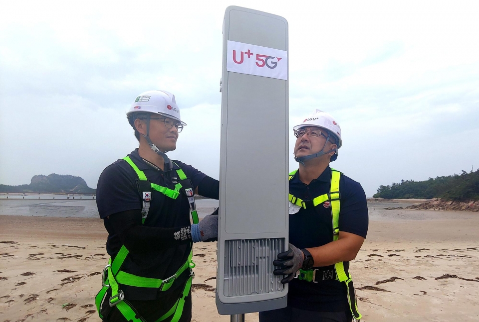 LG유플러스 직원들이 전북 군산시 선유도해수욕장에서 5G 기지국 장비를 설치한 후 테스트를 하고 있다.