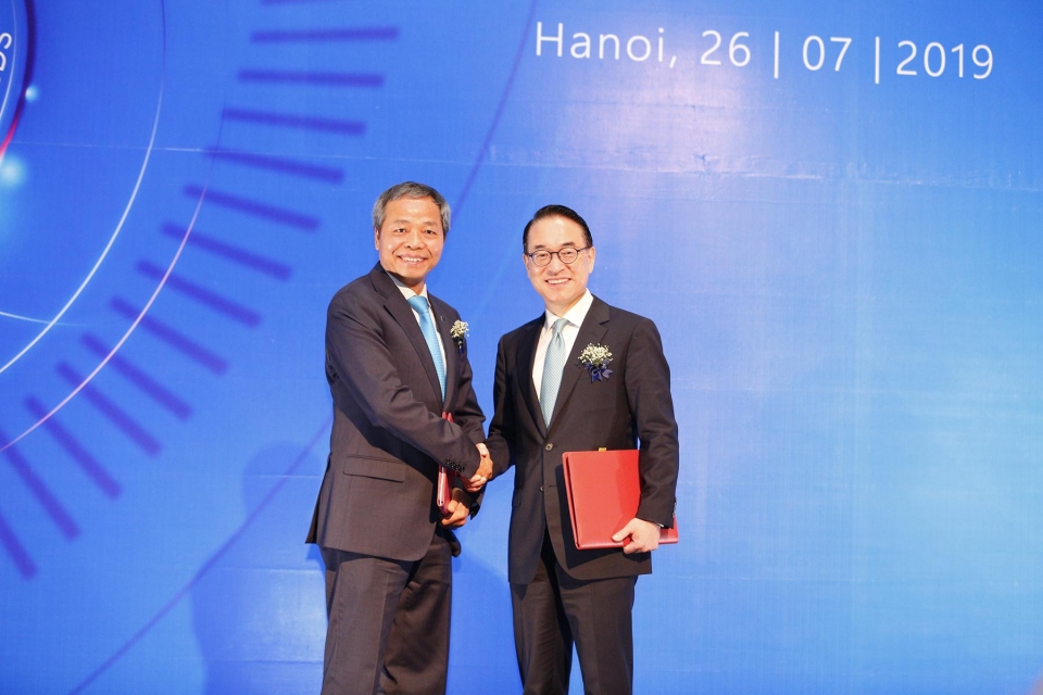 삼성SDS 홍원표 대표이사 사장(오른쪽)과 CMC 응우엔 쭝 찡 대표이사 회장(왼쪽)이 전략적 투자 계약 체결 후 악수하고 있다.