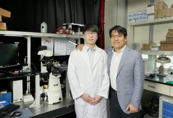 김태성 UNIST 교수(오른쪽)와 배주열 연구원