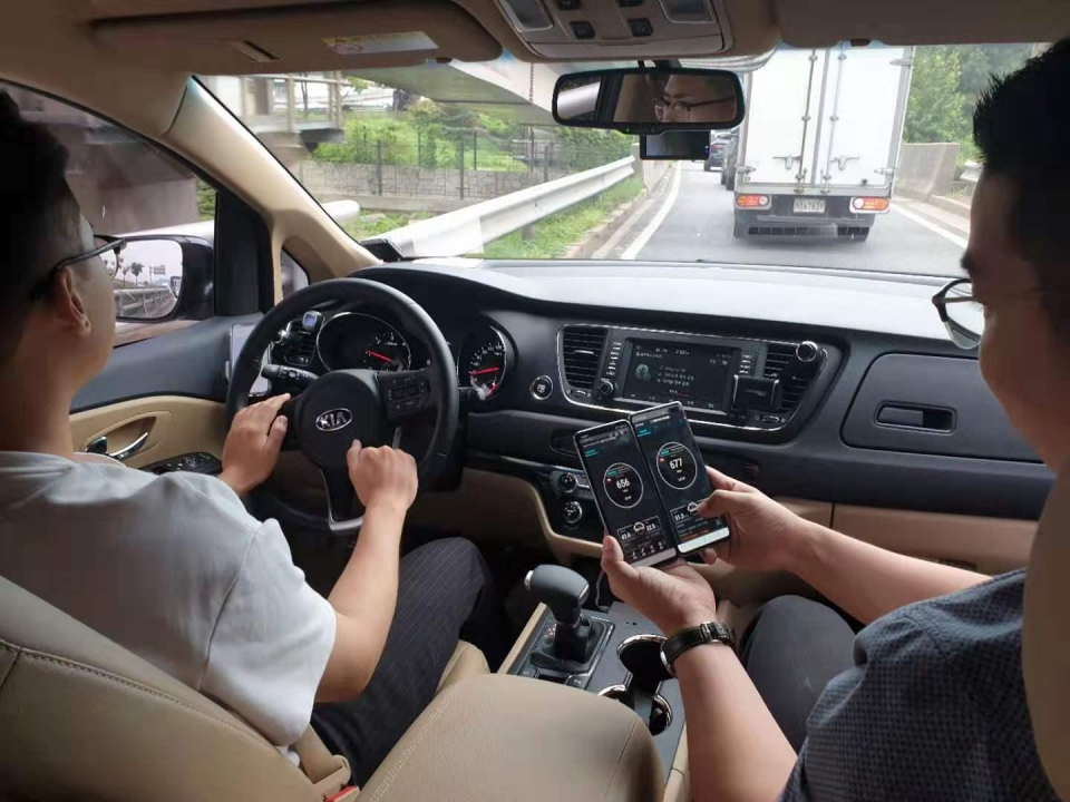 LG유플러스 직원이 강변북로에서 자동차로 이동하면서 5G 속도품질을 테스트하고 있다.