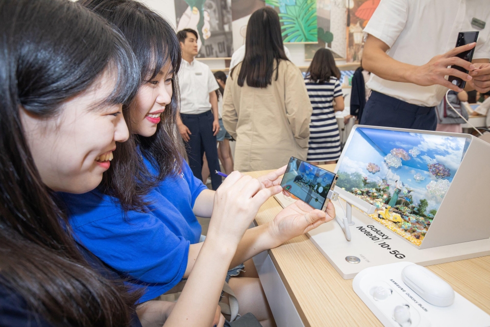 서울 종로구 익선동에 마련된 '갤럭시 스튜디오'를 찾은 소비자들이 '갤럭시 노트10 5G'의 한층 업그레이드된 성능을 체험하고 있다.
