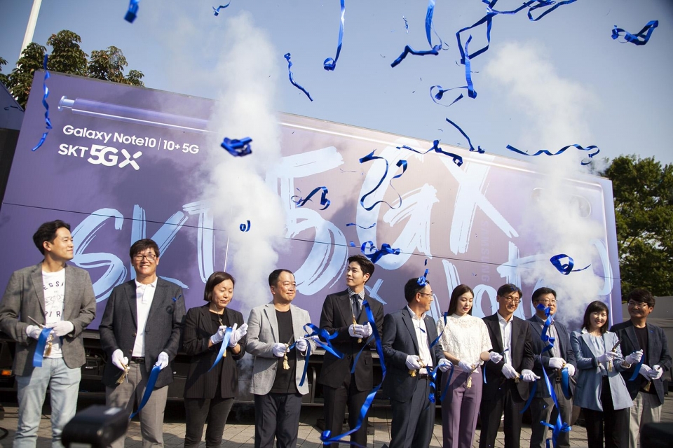 유영상 SK텔레콤 MNO사업부장(가운데), 김연아씨(오른쪽에서 다섯번째), 홍종현씨(왼쪽에서 다섯번째)가 ‘노트10 체험 트레일러 출정식’을 하고 있다.