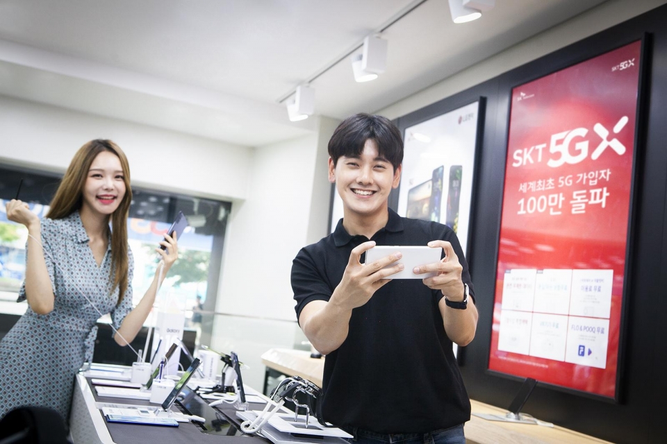 SK텔레콤 모델들이 서울 명동에 위치한 대리점에서 ‘갤럭시 노트10’로 5G 서비스를 사용하고 있는 모습.