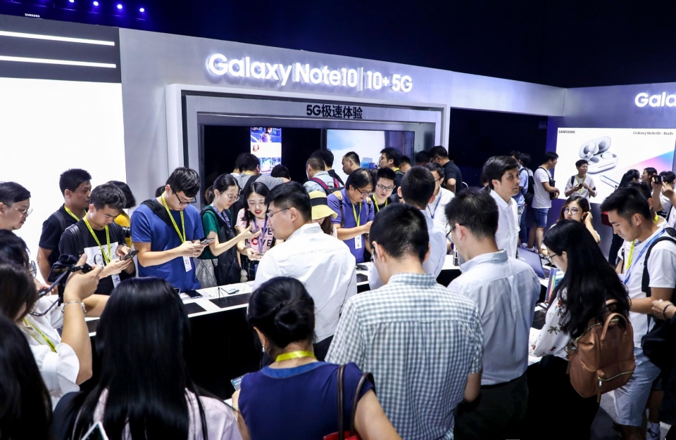 지난 21일(현지 시간)에 중국 베이징에서 진행된 '갤럭시 노트10'출시 행사에 참석한 미디어들이 제품을 체험하고 있다.