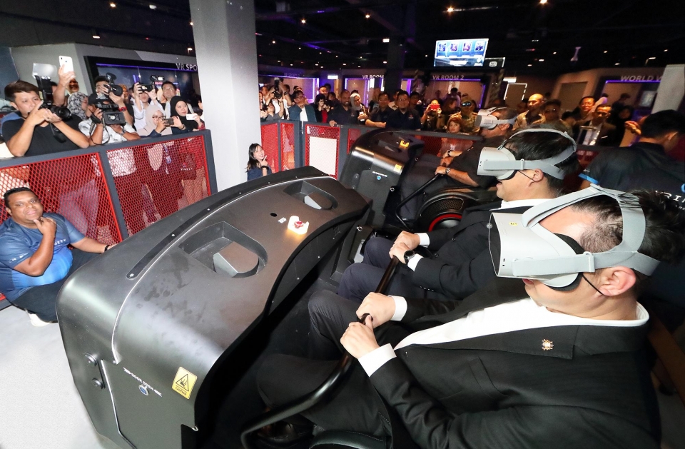 KT와 IISB가 함께 구축한 말레이시아 VR 테마파크 ‘브리니티’에서 현지 고객들이 VR 어트랙션과 게임을 체험하고 있다.
