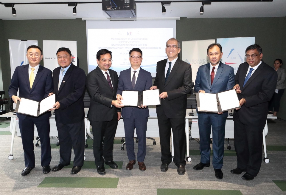 KT와 IISB는 슈퍼VR, 스마트 에너지 등 4개 신규 사업 분야에 대한 업무협약을 체결했다. KT 글로벌사업개발본부 김영우 본부장(왼쪽 네 번째)과 IIB 다또 카이릴 아느와 아마드(Datuk’ Khairil Anwar Ahmad) 회장(왼쪽 다섯 번째)이 주요 관계자들과 기념촬영을 하고 있다.
