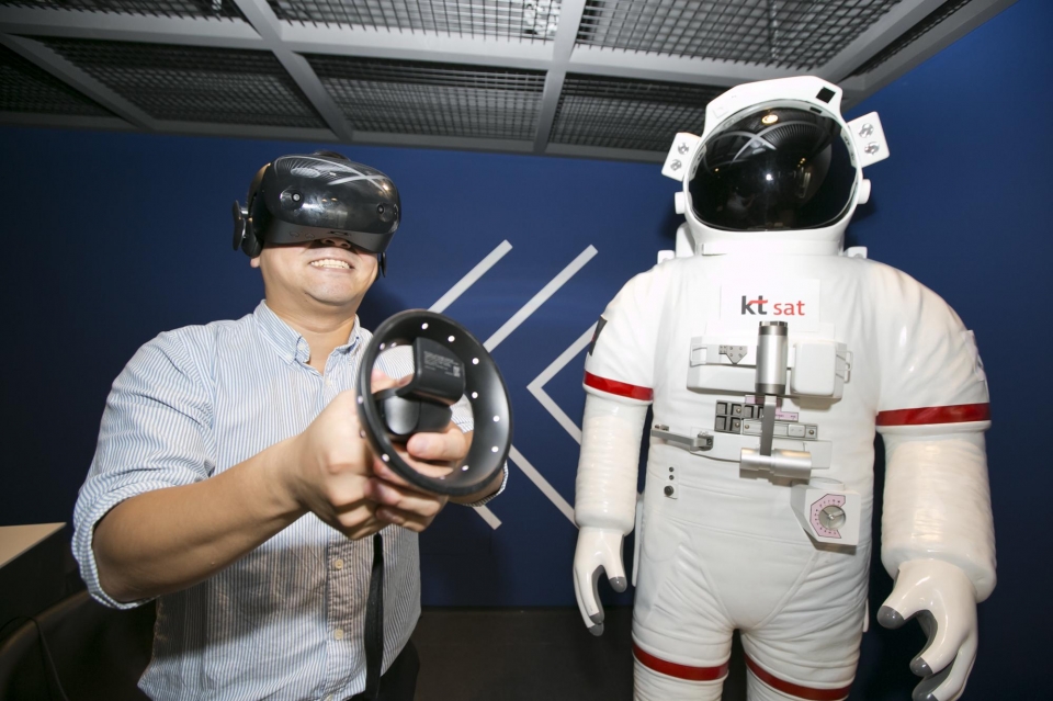 KT SAT 관계자가 VR 기기를 이용해 인공 위성 발사 현장과 우주 상공 여행을 가상 체험하고 있는 모습.