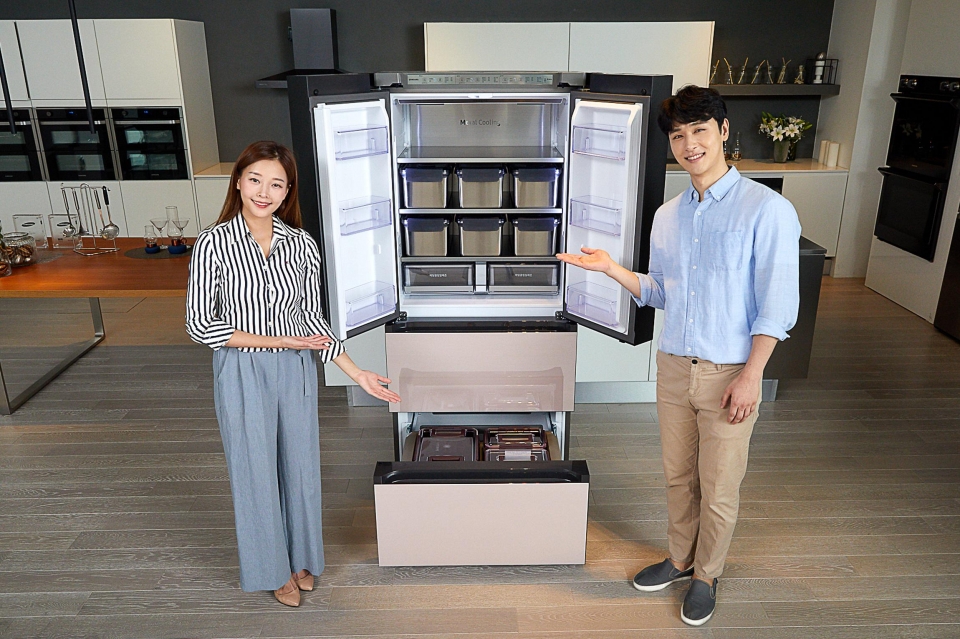 삼성전자 모델이 김치냉장고 신제품 '김치플러스 비스포크' 4도어를 소개하고 있다.