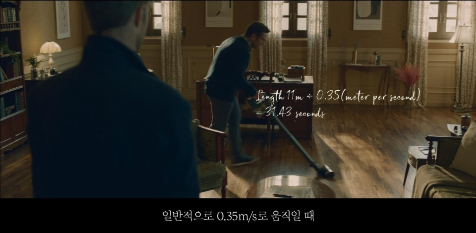 광고 속 셜록 홈즈가 집 안 공간과 LG 코드제로 A9의 크기, 왓슨의 이동속도 등을 고려해 청소 소요시간을 계산하고 있다.