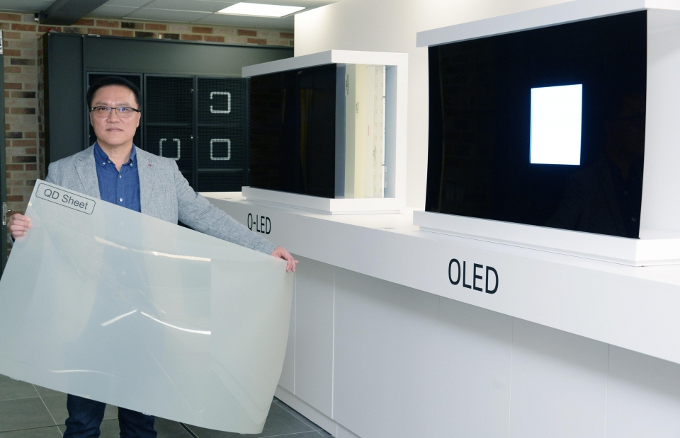 LG전자 HE연구소장 남호준 전무가 패널의 차이를 설명하기 위해 국내시장에 판매중인 QLED TV에 적용된 퀀텀닷 시트를 들고 있다.