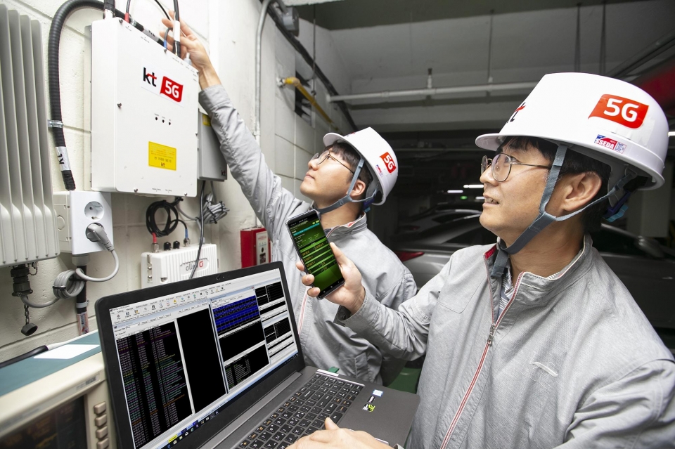 KT 네트워크부문 직원들이 서울 서초구의 한 건물 내 지하 주차장에서 ‘5G 스마트 빔 패턴 동기화 기술’이 적용된 5G RF 중계기의 품질을 점검하고 있다.