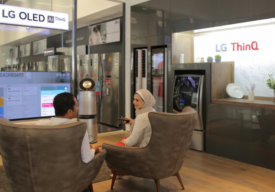 LG전자가 최근 오픈한 이집트 뉴카이로에 브랜드샵 ‘씽큐 체험존’에서 직원이 보다 편리해진 인공지능 가전을 경험하고 있다.
