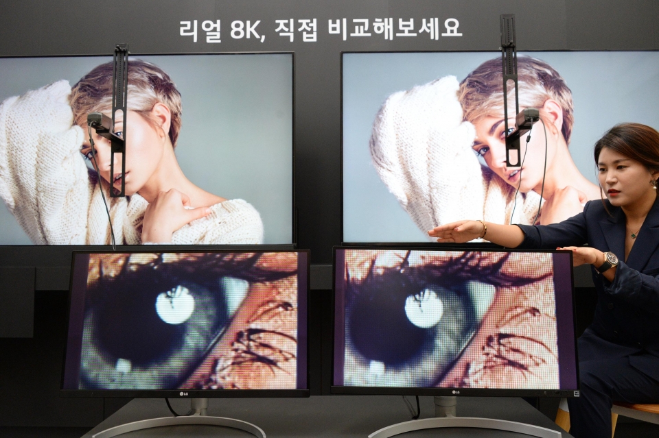 지난 17일 서울 여의도 LG트윈타워에서 열린 LG전자 디스플레이 기술설명회에서 LG전자 직원이 8K TV 제품들의 해상도 차이를 설명하고 있다.