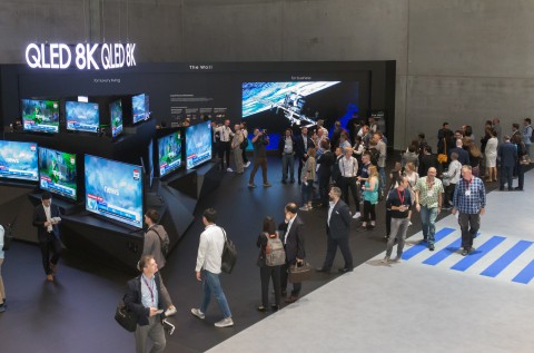 독일 베를린에서 열린 유럽최대 가전전시회 IFA 2019 에서 관람객들이 삼성전자의 QLED 8K TV를 살펴보고 있다. 삼성전자 제공