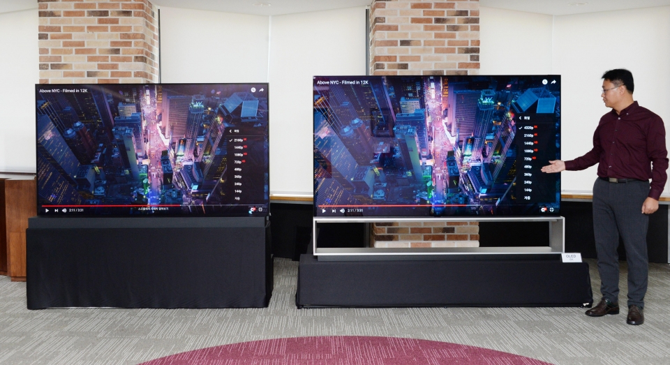 서울 여의도 LG트윈타워에서 LG전자 TV소프트웨어플랫폼개발실장 이강원 상무가 LG 8K 올레드 TV(오른쪽)와 타사 제품으로 유튜브 사이트의 8K 영상 재생기능을 시연하고 있다. 왼쪽 제품은 8K 유튜브 영상을 재생해도 4K 영상으로 보여주고, LG 8K 올레드 TV는 8K 영상 그대로 보여준다.