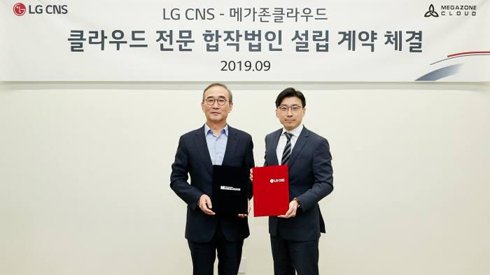 김영섭 LG CNS 사장(왼쪽)과 이주완 메가존클라우드 대표가 클라우드 전환·운영 전문 합작법인 설립 계약을 체결하고 기념촬영했다.