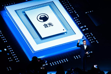 알리바바 최초의 독자개발 AI 칩인 ‘한광(含光)800’을 공개하는 장젠펑 CTO.