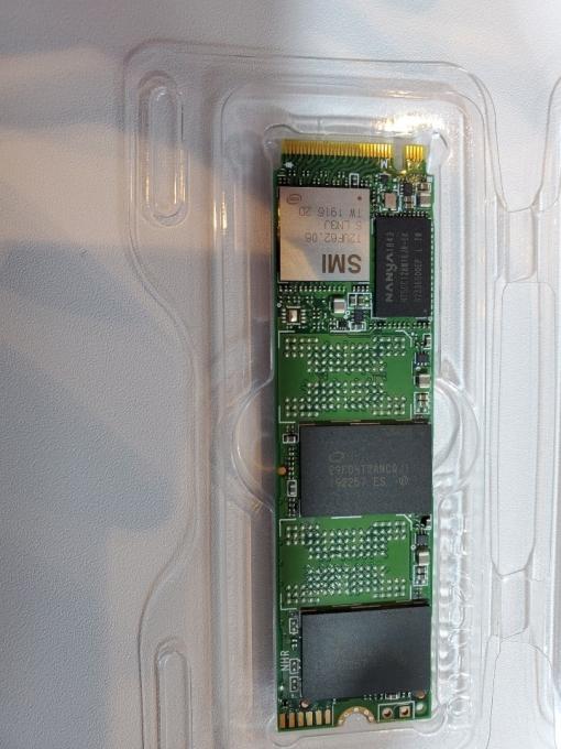 인텔이 공개한 96단 QLC SSD의 모습.