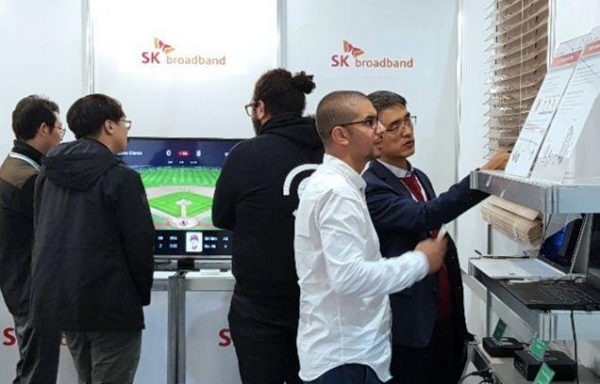 SK브로드밴드 직원이 관람객들에게 10기가 솔루션들을 소개하고 있다.