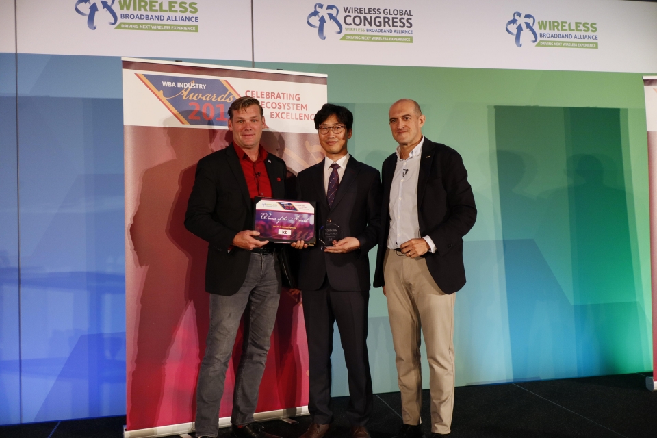 독일 프랑크푸르트에서 개최된 ‘WBA Industry Awards 2019’에서 KT Device본부 온남석 상무(중앙)가 '최고 와이파이 네트워크 통신사 상'을 수상한 후 시상자인 WBA CEO 티아고 로드리게스(Tiago Rodrigues, 오른쪽)와 WBA 의장 데렉 피터슨 (Derek Peterson, 왼쪽)과 기념 촬영을 하는 모습