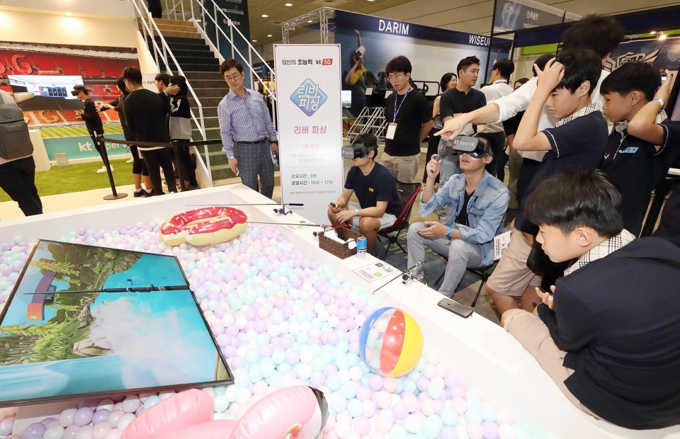 KVRF 2019에 방문한 고객들이 KT 전시관에서 슈퍼VR 낚시 게임을 체험하고 있다.