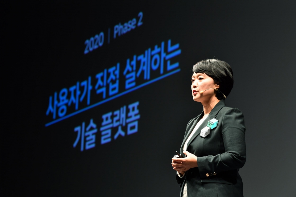 8일 한성숙 네이버 대표가 서울 강남 그랜드 인터콘티넨탈에서 열린 'NAVER CONNECT 2020'에서 기조발표를 하고 있다.