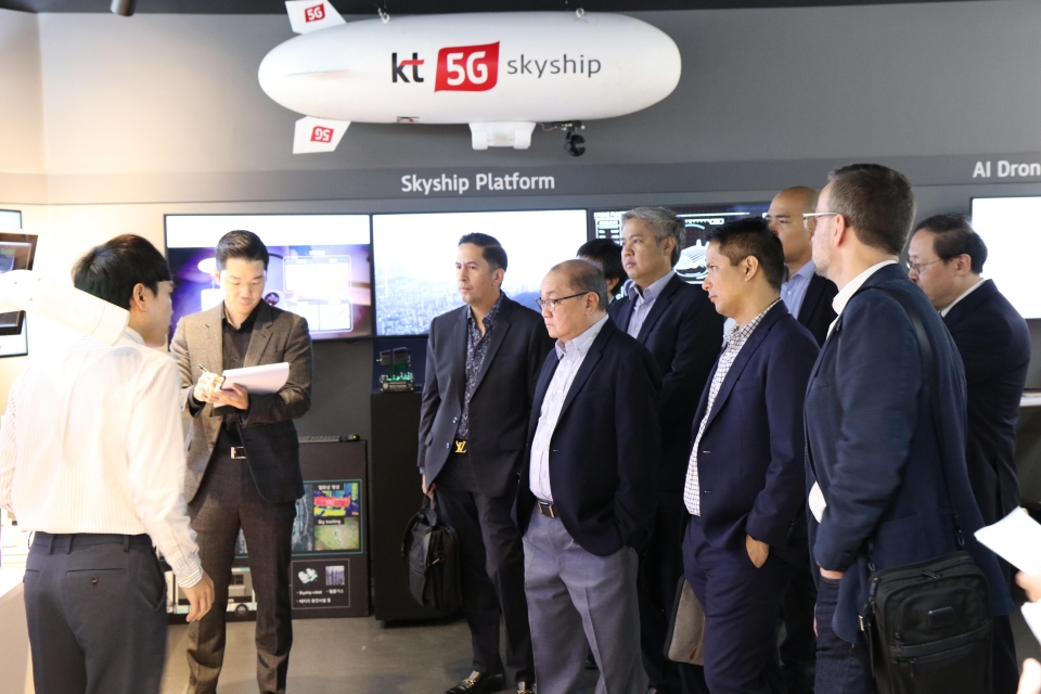 8일 필리핀 통신사 PLDT 그룹 CEO 마누엘 판 길리난(왼쪽에서 4번째)이 KT ‘퓨처인’ 을 방문하여 5G 솔루션을 체험하고 있다.
