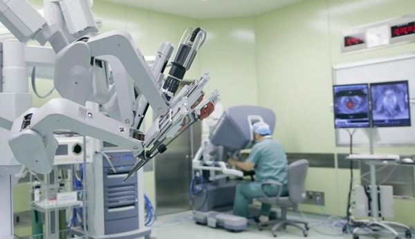 일본 도쿄공업대학에서 출발한 스타트업기업 리버필드는 내년 가을에 현재 개발 중인 수술지원로봇의 임상시험에 착수하고, 2022년에 출시에 나설 계획이다.