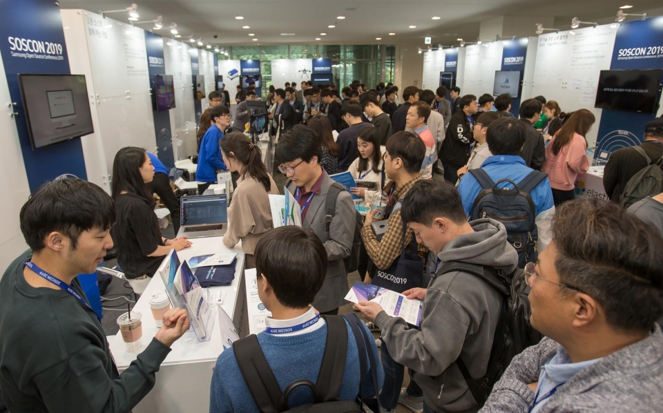 서울 R&D 캠퍼스에서 열린 '삼성 오픈소스 콘퍼런스'에서 참가자들이 파트너존을 둘러보고 있다.