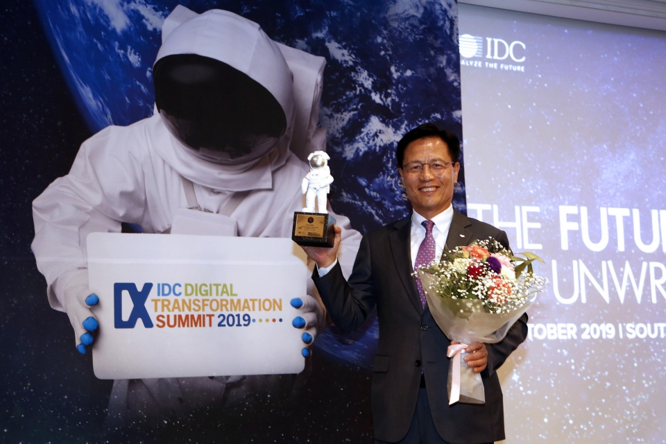 두산중공업 손우형 상무가 ‘IDC DX Awards 2019’ 시상식에서 ‘DX Leader’로 선정되어 수상 후 기념촬영을 하고 있다.