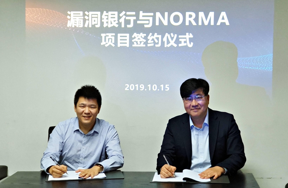 노르마의 정현철 대표(오른쪽)가 버그뱅크와 IoT 케어 수출 계약 체결하고 있다.